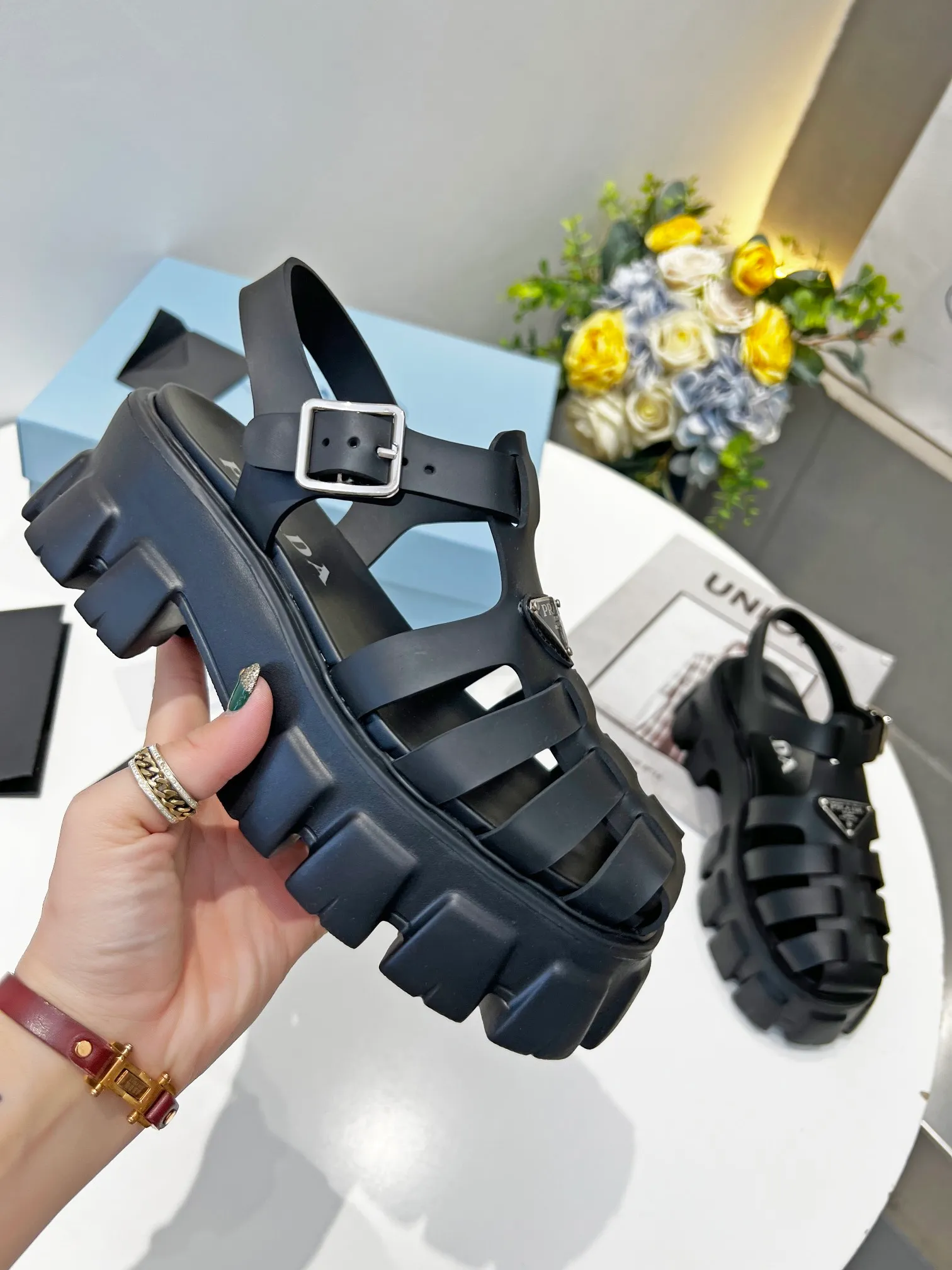 👟👟Ex-factory price 460👟👟 Women's shoes, women's clothing, women's shoes, women's clothing, super popular prada 2022 latest spring and summer zigzag Roman braided thick-soled rubber sandals E64. Retro, fashionable and avant-garde gears with 55mm thick soles and rubber uppers make the whole pair of shoes light and comfortable. Bright colors provide a variety of choices for fashionable people with different styles! The iconic metal triangle logo is paired with the shape of ancient beach sandals. Every design element is fashionable! Code number 35-40
